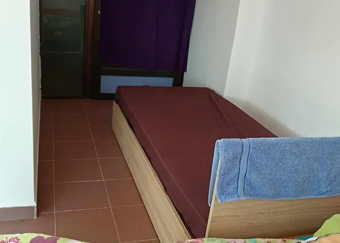 公寓 на пъпа на варна, голяма стая! *