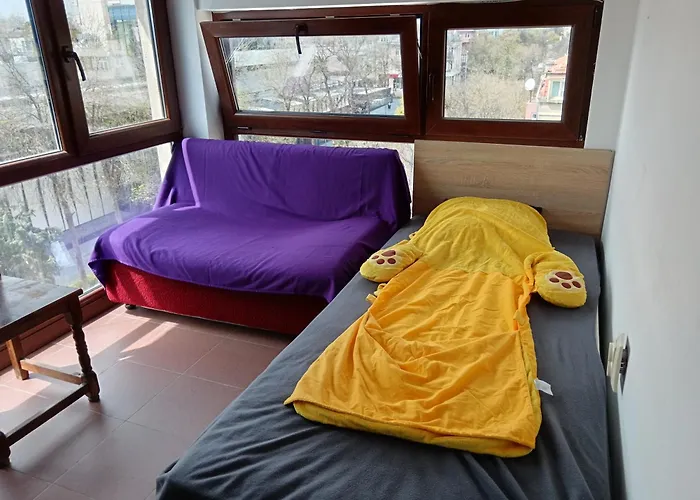 公寓 на пъпа на варна, голяма стая! 瓦爾納